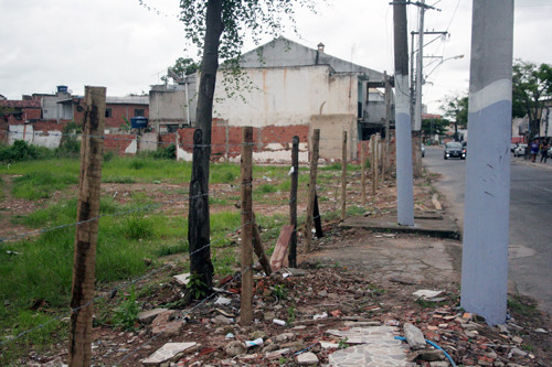 Na ocasião, o espaço foi cercado, pois algumas famílias que haviam sido retiradas do local por estarem em área de risco (Foto: Antonio Leudo)