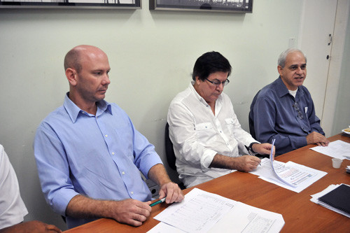 O diretor do CRD (centro), Luiz José de Souza, anunciou a medida, ao lado do secretário de Governo, Suledil Bernardino; e do diretor do CCZ, César Salles (Foto: Antônio Leudo)