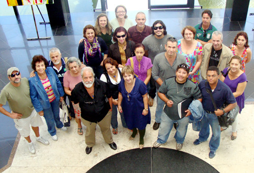 Os artistas plásticos se reuniram nesta quarta-feira, no Teatro Trianon (Foto: Divulgação)