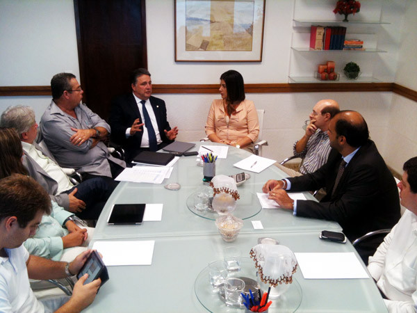 A Prefeita Rosinha participou nesta quinta-feira (11), no escritório de representação da Prefeitura Municipal de Campos, no Rio de Janeiro, da reunião de acompanhamento das obras do Complexo Logístico e Industrial Farol-Barra do Furado (Foto: Secom)