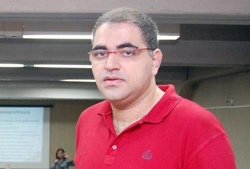 O superintendente de Saúde Coletiva de Campos, Charbell Kury, conta que o espaço físico não mais atende à capacidade do programa. ?Nosso objetivo é ampliar a oferta de serviços, para aumentarmos as taxas de identificação de HIV, Hepatites e DSTs (Foto: Gerson Gomes)