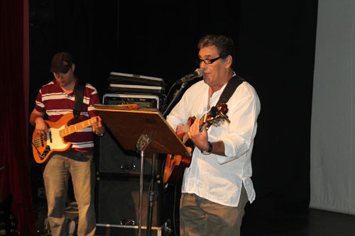 Com o Teatro de Bolso lotado, o cantor França Motta se apresentou no projeto Fim de Tarde, na noite desta segunda-feira (15) (Foto: Divulgação)