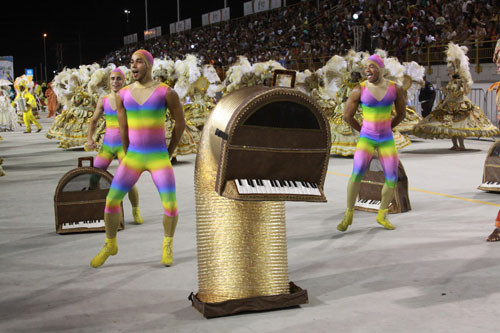 A Prefeitura de Campos realiza entre os dias 26 e 28 de abril o Campos Folia 2013, o Carnaval fora de época do município, que este ano homenageia o centenário do escritor campista José Cândido de Carvalho (Foto: Rogério Azevedo)