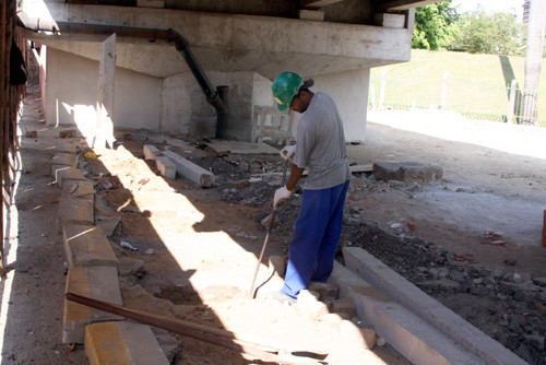 Homens já estão no local preparando a área (Foto: Check)