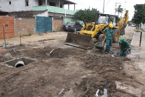 Para melhorar o escoamento das águas de chuva e evitar os problemas de alagamento nas residências, estão sendo recuperadas as galerias pluviais, com novo manilhamento e colocação de caixas de passagem de água. (Foto: Secom)