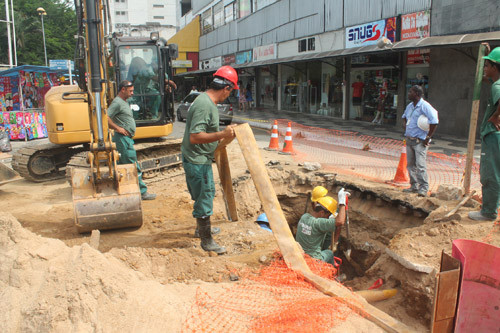 Na revitalização do Centro Histórico, cujas intervenções prosseguem em uma nova etapa, cerca de 60 homens trabalham em três frentes de serviços. (Foto: Secom)