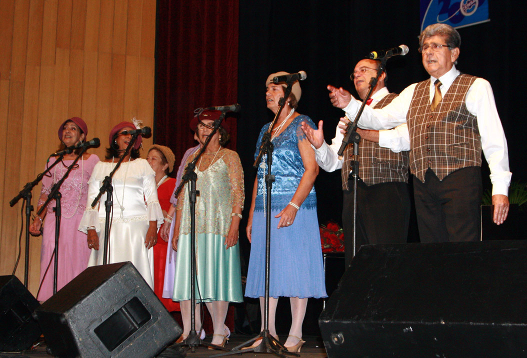 O grupo ?Boa Noite, Amor? vai iniciar seu 14º ano de sucesso no palco do Teatro Municipal Trianon, na próxima quinta-feira (25), às 20h30. Os seresteiros estão ensaiando para encantar o público, na 68ª apresentação do grupo que recebeu, no ano p (Foto: Divulgação)