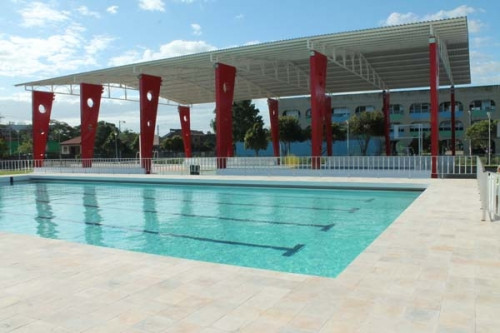 O espaço conta com quadra e duas piscinas: uma para natação e outra para reabilitação (Foto: Secom)