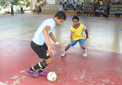 O JEEM prossegue até o mês de agosto e os alunos da rede disputam nas modalidades de futebol de campo, queimada, vôlei de praia, dama, xadrez e tênis de mesa, além de badminton e handebol (Foto: Secom)