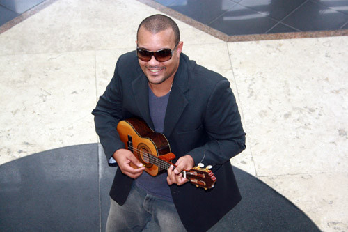 A partir das 18h30, o cantor Júlio Motta sobe ao palco do Teatro de Bolso, para apresentar o show Júlio Motta canta Nelson Cavaquinho (Foto: Divulgação)