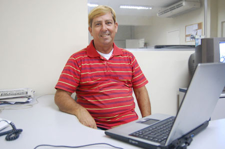 Francisco Balbi, Coordenador de Fiscalização de Posturas, explica que somente os ambulantes cadastrados no setor poderá trabalhar no local (Foto: Gerson Gomes)