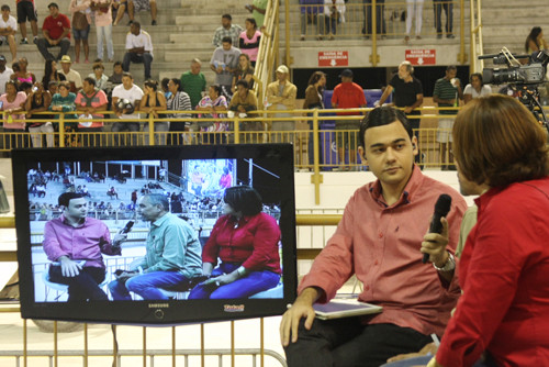 A transmissão é ao vivo pela TV Campos Folia, uma parceria Totall, Ver TV, com apoio da prefeitura (Foto: Antônio Leudo)