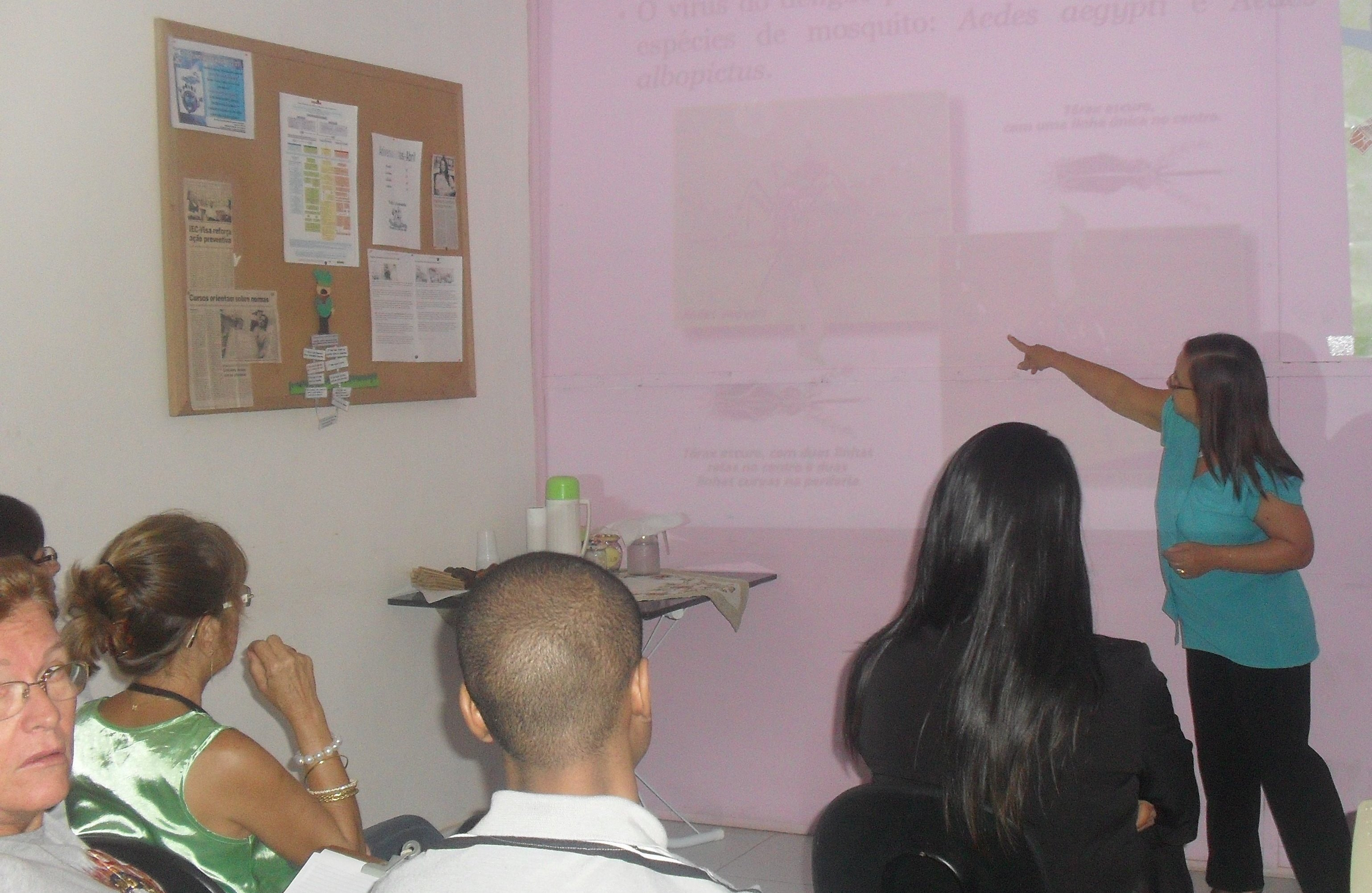 Nesta terça feira (30), na sala do setor de Informação, Educação e Comunicação em Saúde (IEC-Visa), foi realizado treinamento interno para os fiscais de saúde pública e educadores sanitários (Foto: Divulgação)