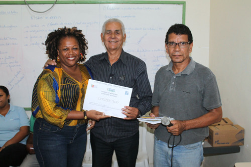 A primeira formanda a receber o certificado foi Rita Souto, ativista cultural e promotora de eventos (Foto: Secom)