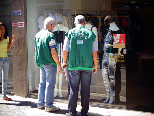 Os técnicos do órgão já realizaram fiscalização entre as lojas comerciais da área central de Campos e, nesta terça (7), irão visitar os estabelecimentos fixados dentro dos shoppings da cidade (Foto: Secom)