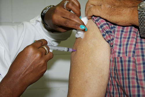 A Campanha Nacional de Vacinação contra a Gripe termina nesta sexta-feira (10). O município alcançou até segunda-feira (6), 65%, da meta de vacinação estipulada pelo Ministério da Saúde, inclusive com mais de 100% de crianças de seis meses. (Foto: Secom)