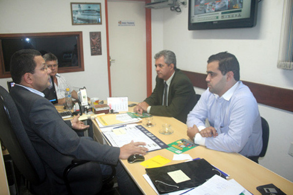 Na terça-feira (8), o presidente da Codemca, Jivago Faria, recebeu o gerente da agência Centro-Campos do BB, José Adalmir Gomes, e o gerente de Relacionamento, Diego Gomes, para acertar os detalhes do atendimento (Foto: Antônio Leudo)