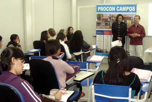 Na última quinta-feira (11), a Secretária Executiva do Procon Campos,  Rosangela Tavares, realizou junto com o professor Hélio Coelho, palestra para os alunos do curso de Assistência Social da Universidade Federal Fluminense (UFF) (Foto: Divulgação)