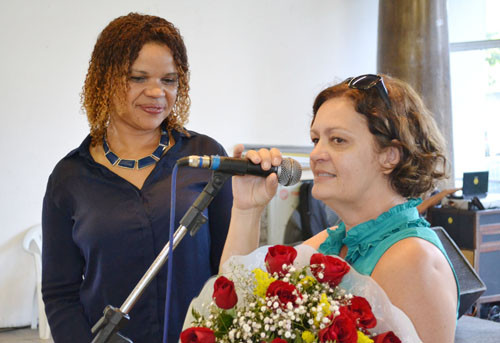 Secretária da Família e Assistência Social, Izaura Freire, entregou flores a Elma Nunes, uma das assistentes sociais da secretaria, em nome de todas as demais presentes (Foto: Divulgação)