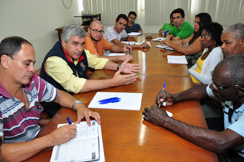 O secretário Eduardo Crespo se reuniu com produtores (Foto: César Ferreira)