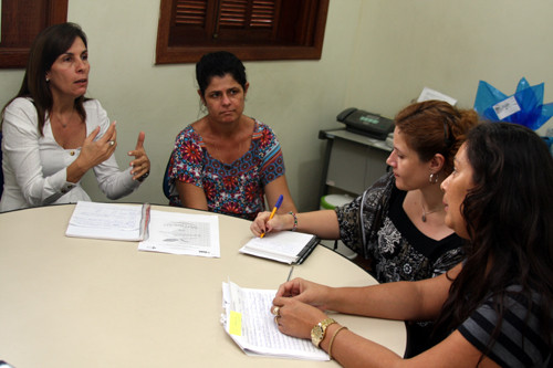 A pesquisadora da Secretaria de Educação Continuada, Alfabetização e Diversidade, do Ministério de Educação (MEC), Maria Cecília Turati, conheceu programas sociais desenvolvidos em Campos (Foto: César Ferreira)