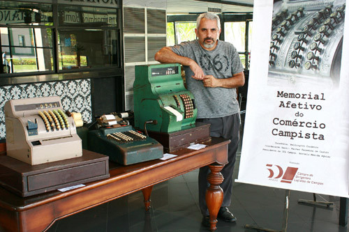 A exposição pode ser apreciada no foyer do teatro (Foto: Divulgação)