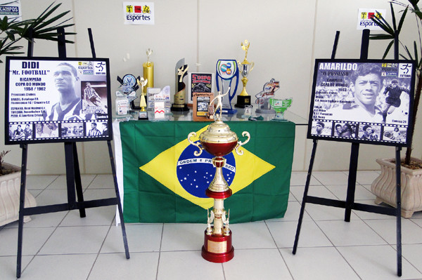 A Fundação Municipal de Esporte colocou em seu hall de entrada as homenagens aos campistas ilustres que estiveram as conquistas de 1958 e 1962 (Foto: Divulgação)