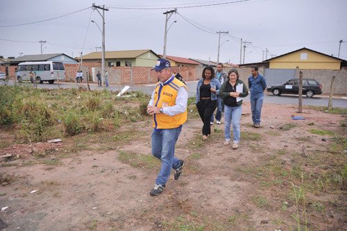 Uma comissão, formada por gestores de diferentes órgãos da prefeitura, participou de uma ação para evitar ocupações irregulares (Foto: Rogério Azevedo)