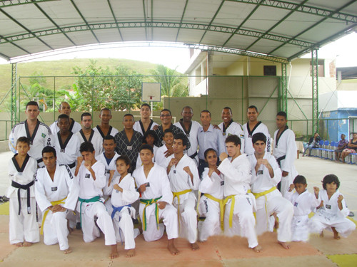 A equipe de taekwondo da Fundação Municipal de Esportesparticipou no domingo (19) de um exame de faixa em Conceição de Macabu (Foto: Divulgação)