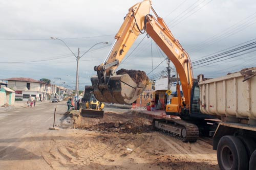 Equipes da Campos Luz iniciaram os trabalhos de instalação de dutos ao longo da Avenida Nazário Pereira Gomes, em Guarus (Foto: Secom)