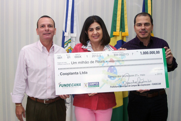 A prefeita Rosinha Garotinho, ao lado do presidente do Fundecam, Otávio Amaral, entrega o cheque simbólico a Frederico Paes (Cooplanta) (Foto: Gerson Gomes)