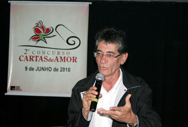 O presidente da Fundação Cultural Jornalista Oswaldo Lima, Avelino Ferreira, apresentou as cartas de amor (Foto: Phillipe Moacyr)