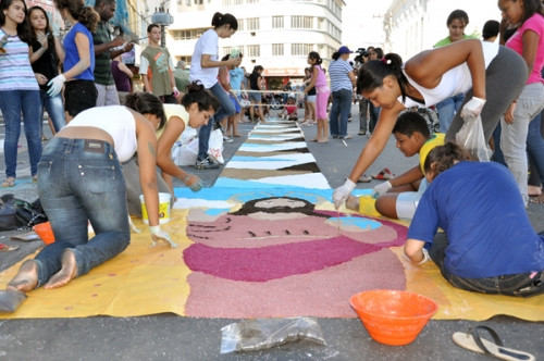 Alunos de 10 escolas municipais irão confeccionar 14 tapetes para celebrar o feriado de Corpus Chisti (expressão latina que significa Corpo de Cristo), comemorado nesta quinta-feira (30) (Foto: Gerson Gomes)