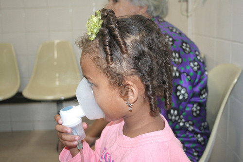 As crianças, segundo autoridades médicas, são os que mais sofrem de asma neste período frio (Foto: Antônio Leudo)