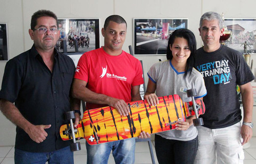 Mayara Leite, 15 anos, na terça-feira (28) esteve na FME para receber um skate profissional long board importado das mãos do vice-presidente da FME, Junior Oliveira; e do diretor de esportes radicais da FME, Romeu Lins (Foto: Divulgação)