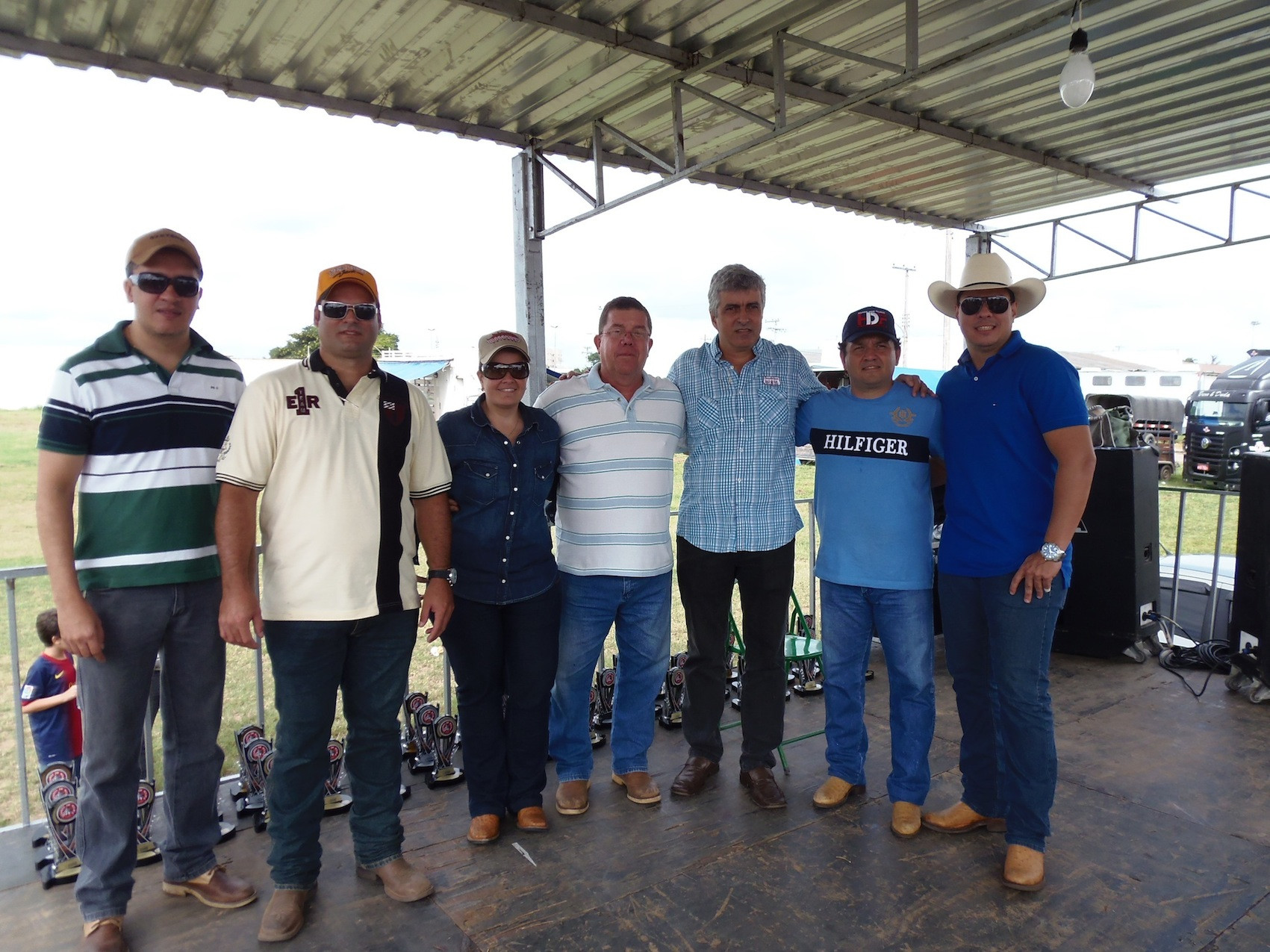 O secretário de Agricultura, Eduardo Crespo, ao lado de autoridades, da diretoria da Associação dos Produtores de Cavalo Quarto de Milha do RJ e da presidenta da Fundação Rural, Lívia Siqueira (Foto: Divulgação)