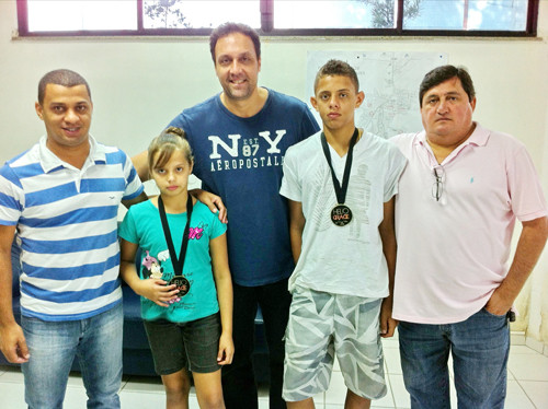 O presidente da  (FME), André Ferreira (Pampa); e o vice-presidente da FME, Junior Oliveira; receberam nesta segunda-feira, os atletas de Jiu-Jitsu de Campos (Foto: Secom)