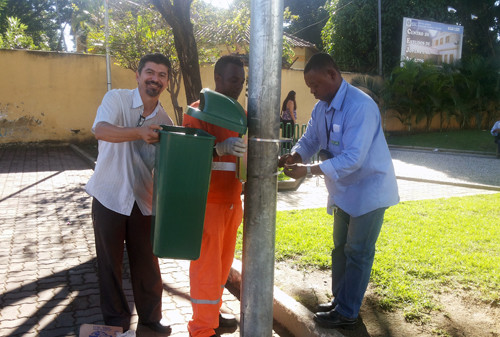 O secretário Zacarias Albuquerque percorreu alguns trechos da área central, onde novas papeleiras foram instaladas. Ao todo, cerca de 400 papeleiras serão colocadas em toda extensão do Centro da cidade. (Foto: Divulgação)