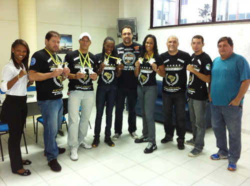 As atletas da equipe Top Team Izaque Fernandes de Kick Boxing de Campos, Rafaela Madeira e Luana Santos, se classificaram para o maior evento de Kick Boxing do mundo, o Campeonato Mundial (Foto: Divulgação)