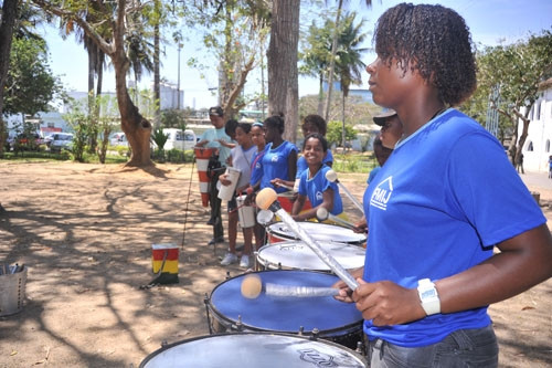 Através da música, o projeto busca estimular o desenvolvimento escolar e aumentar a autoestima dos participantes (Foto: Rogério Azevedo)