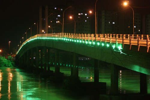 Em menos de dois meses, equipes da Campos Luz irão substituir, pela terceira vez, projetores que compõem a iluminação decorativa na ponte da Lapa (Foto: Secom)