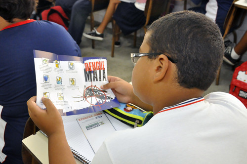 Alunos estão envolvidos nas ações de combate à dengue através da informação (Foto: Divulgação)