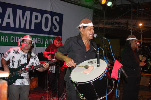 No último dia do festival, quem sobe ao palco é o Trio Pé de Serra. (Foto: Secom)