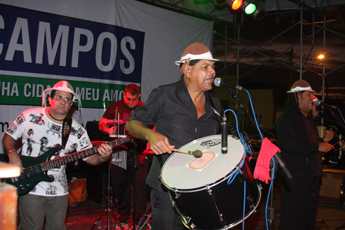 No último dia do festival, quem sobe ao palco é o Trio Pé de Serra. (Foto: Secom)