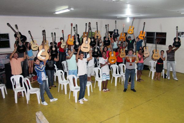 Alunos participam de ciranda de violões (Foto: Secom)