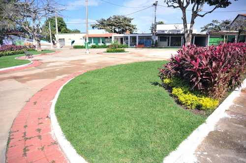 A Prefeita Rosinha visita escola e inaugura praça nesta quinta em Lagoa de Cima (Foto: Secom)