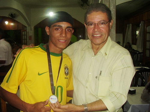 Junto ao Presidente da FMIJ, Mário Lopes, o jogador apresenta a medalha recebida (Foto: Divulgação)