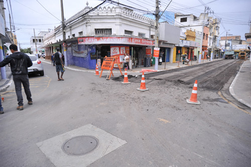 O fechamento da Rua Barão de Cotegipe na manhã desta segunda-feira, para que tenha prosseguimento a obra do Centro Histórico de Campos (Foto: Rogério Azevedo)