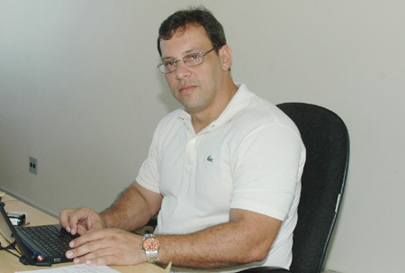 O secretário Humberto Nobre busca orientar os produtores rurais da região (Foto: Check)