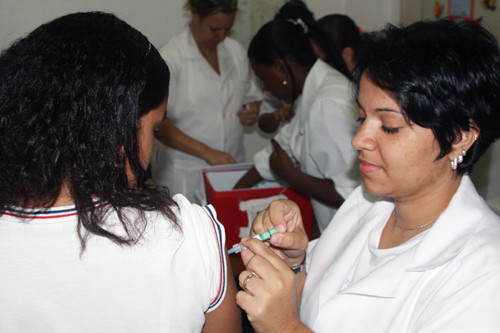 Em Campos, já é de graça desde 2010 e 30 mil já foram vacinadas (Foto: Gerson Gomes)